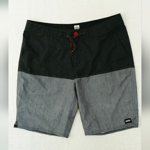Reef Men's/ Hommes Black and Gray Board Shorts Size 36 - Picture 2 of 9